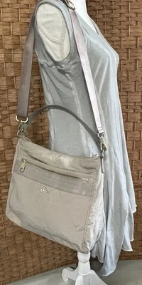 Kipling 女式 Sansa 挎包人造专利斜挎包手提包旅行行李箱工作 — 第 1/4 张图片