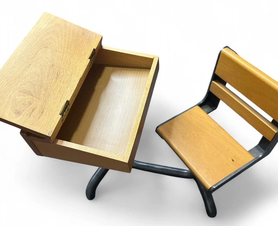 MESA ESCOLAR AMERICAN GIRL MOLLY'S madeira e metal aposentada Pleasant Company - Imagem 1 de 4