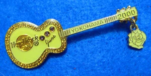 YOKOHAMA ALEJANDRITA PIEDRA DE NACIMIENTO* ROSA FLOR COLGANTE GUITARRA CREMA Hard Rock Café - Imagen 1 de 1