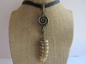 Collar colgante de serpiente de cascabel de hueso animal joyería N4577 - Imagen 1 de 9