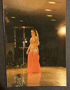 FOTO DE COLECCIÓN ENCONTRADA Bonita Mujer Bailando el Vientre en el Escenario - Imagen 1 de 3