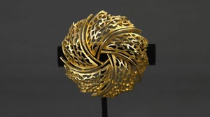 vintage Lisner Gold Tone Brooch Pin Brushed Round Spiral Swirl Wheel 5.5cm - Picture 1 of 7
