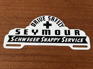 Topper de matrícula vintage de los años 50 NOS SCHWEGER SNAPPY SERVICE Seymour Wi - Imagen 1 de 9