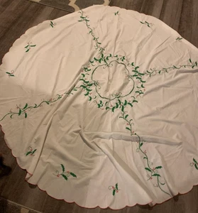 Vtg Round Xmas Tablecloth Embroidered w Holly, Berries 62” - LOT34-27 - Picture 1 of 4