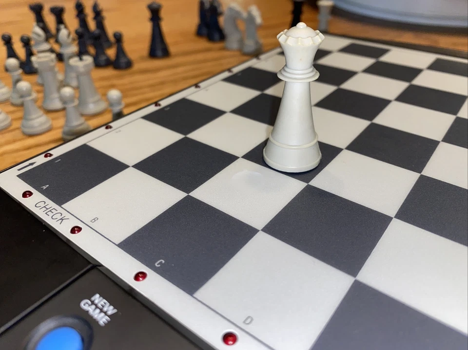 Saitek KASPAROV Magnetic Sensor Chess Replacement Light Gray/whitE Queen 1 Pc - Image 1 of 1