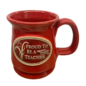 Taza de café Deneen Pottery 2013 lanzada a mano orgullosa de ser maestra roja RARA EE. UU. - Imagen 1 de 9