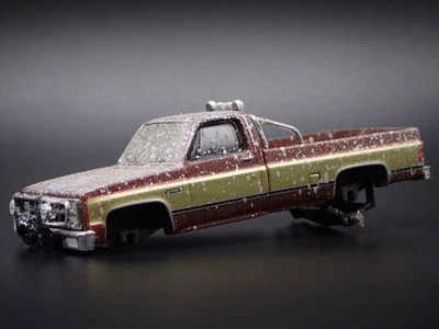 1982 82 GMC K2500 4X4 Camion Caduta di Guy Squarebody 1/64 Scala Modellino Auto - Immagine 1 di 4