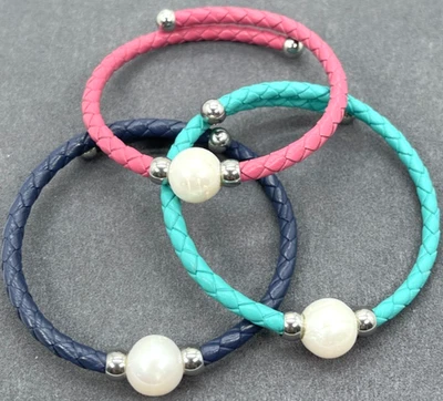 Juego de 3 pulseras de cuero tejido con acento de perlas. Aqua, rosa y azul marino. 7 pulgadas Foto 1 de 4