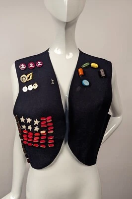 CHALECO DE CAMPAMENTO DE FIELTRO HECHO A MANO VINTAGE AÑOS 70 CON CUENTAS BANDERA AMERICANA + DETALLE DE APLIQUES Foto 1 de 3