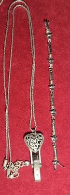 Collar con cordón corazón flotante tono plata Brighton + pulsera y colgante de campana Foto 1 de 4