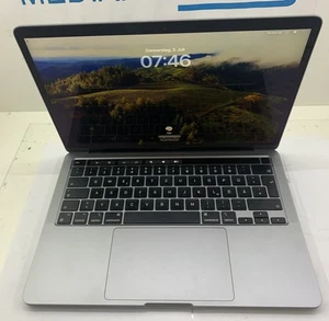 MacBook Pro A2338 2022 M2 8 CPU/10 GPU 8GB DDR 256 NVMe macOS CAM B-Ware42 - Bild 1 von 3