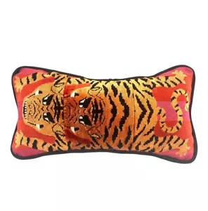Schumacher Jokhang Tiger Lendenkissen Samt rot & rosa - Bild 1 von 3