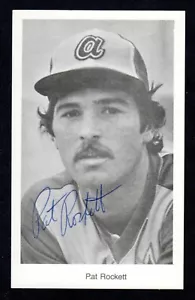 1977 Pat Rockett BRAVES FIRMATO 3-1/4 x 5 AUTOGRAFO FOTO CARD AUTO COA #1 - Foto 1 di 1