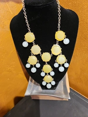 Collar babero tono oro amarillo y blanco Foto 1 de 3