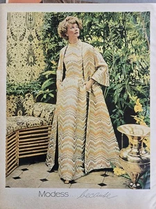 1967 Modess Because toallas sanitarias mujer dorado vestido de noche abrigo anuncio vintage - Imagen 1 de 1