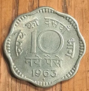1963 ◇ (Mumbai Mint) India 10 Naye Paise 4.9g 23mm Scolloped Shape Copper-nickle - Picture 1 of 11