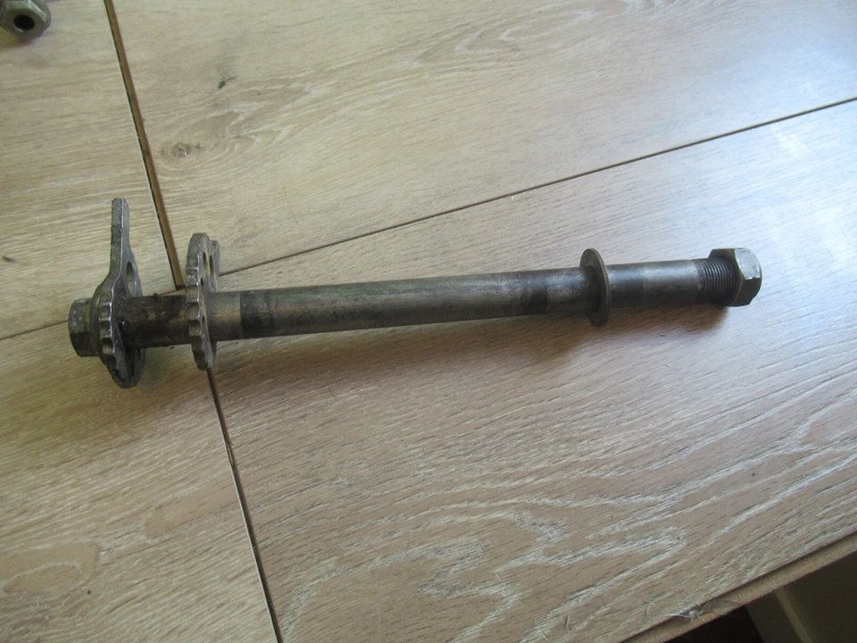 KLX 650 KAWASAKI * 1996 KLX 650R 1996 EJE TRASERO Foto 1 de 3