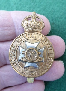 WW1 BRITISH ROYAL  MALTA ARTILLERY REGIMENT HAT  CAP BADGE - Picture 1 of 3