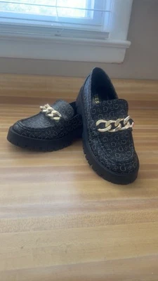 Zapatos sin cordones Guess para mujer negros con monograma cadena talla 6 Foto 1 de 2