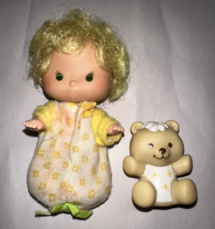 Muñeca y oso de gelatina de mantequilla de pastel corto de fresa vintage Foto 1 de 4