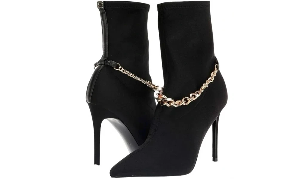 Botín GUESS Forsta para mujer negro satinado con elegante acento de cadena y tacones de 4" Foto 1 de 1