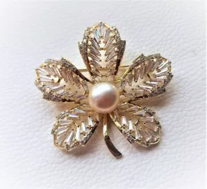 Broche de perlas de agua dulce hoja de arce brillo mirco pavé circonita cúbica con incrustaciones de cobre - Imagen 1 de 5