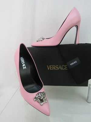 BOMBAS DE TACÓN VERSACE INGLESAS ROSA CUERO PLATA CABEZA MEDUSA LOGO 39 9 $900 Foto 1 de 4
