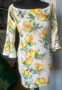 Pretty Little Thing Bodycon weiß Zitronenmuster Bardot ausgestellte Ärmel Größe 14 neu mit Etikett - Bild 1 von 3