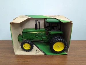 1/16 Ertl Toy John Deere MFWD Row Crop Tractor with Duals - Picture 1 of 5