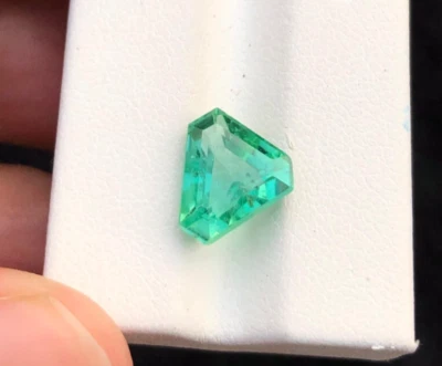 4,05 cts corte natural billón forma verde kuncita de Afganistán. Foto 1 de 4