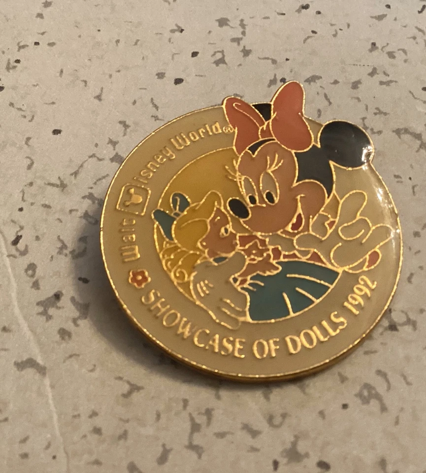 Prendedor comercial Walt Disney World Showcase of Dolls 1992 Minnie Mouse Foto 1 de 1