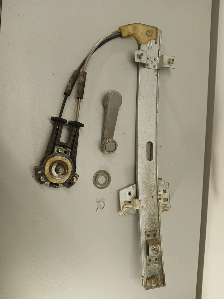 1987-1993 MAZDA B200 B2200 B2600 PICKUP RH Right Front Door Window Regulator OEM - Image 1 of 4