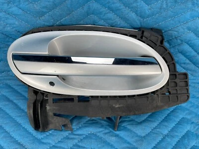 Manija exterior de la puerta del pasajero delantero BMW 750i con portador plateado: 354 2006-2008 OEM Foto 1 de 4