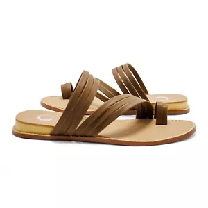 Sandalia plana para mujer Journee Collection Consuelo imitación cuero - Imagen 1 de 7