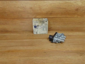 Valve 3/2-WAY Genuine Mercedes 930/934/940/950/954/957 - A0003278425 - Picture 1 of 1