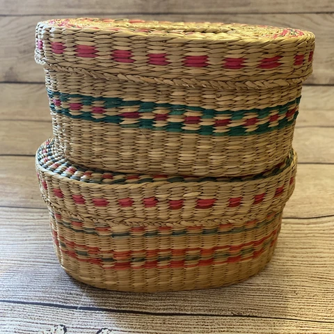 2 VINTAGE OVAL NESTING BASKETS LIDS HANDLES RED GREEN 7x5” Cover