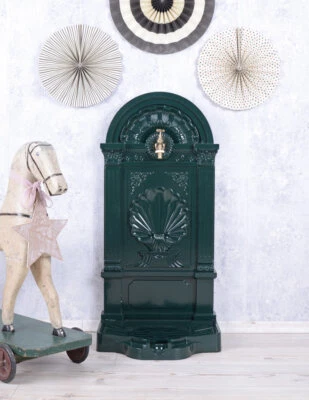 Historischer Standbrunnen Brunnen grün mit Wasserhahn Zierbrunnen Gartenbrunnen - Bild 1 von 4