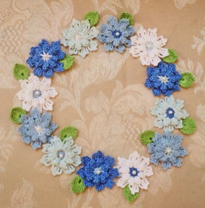 Neu gehäkelt 12 blau & weiß Applikation Blumen 1 1/2 Zoll & 12 Blätter 24 Stück - Bild 1 von 3