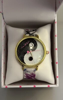 Luv Betsy Johnson para mujer esfera blanca y negra brillante rayos de sol con correa púrpura Foto 1 de 4