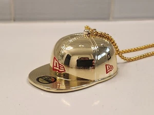 Gold New Era Cap 59FIFTY 7 1/4 Fitted Mütze Schlüsselanhänger Taschenanhänger Weihnachtsschmuck - Bild 1 von 11