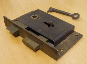 VINTAGE MESSING HALB EINSTECKSCHRANK SCHLOSS MIT SCHLÜSSEL 9 CM X 5,3 CM X 1,5 CM - Bild 1 von 7