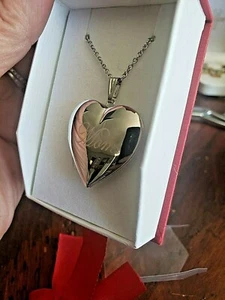 Stunning white gold plated Mom I love You Heart Locket NEW BOXED Beautiful! - Picture 1 of 12