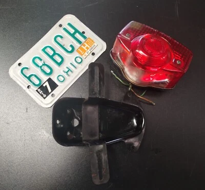 Luz trasera Honda CL100 1971 con soporte y matrícula original Foto 1 de 4