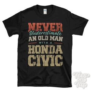 NEVER LENDESTIMATE AN OLD MAN WITH A HONDA CIVIC ŚMIESZNA KOSZULKA - Zdjęcie 1 z 2