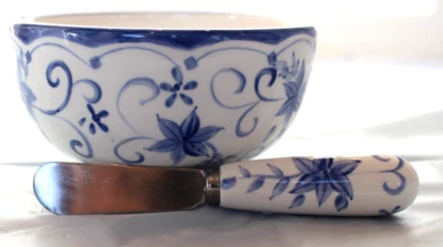 Sonoma Ashley Collection Dip Mix Set Cuenco y Esparcidor Blanco con Diseño Floral Azul Foto 1 de 4