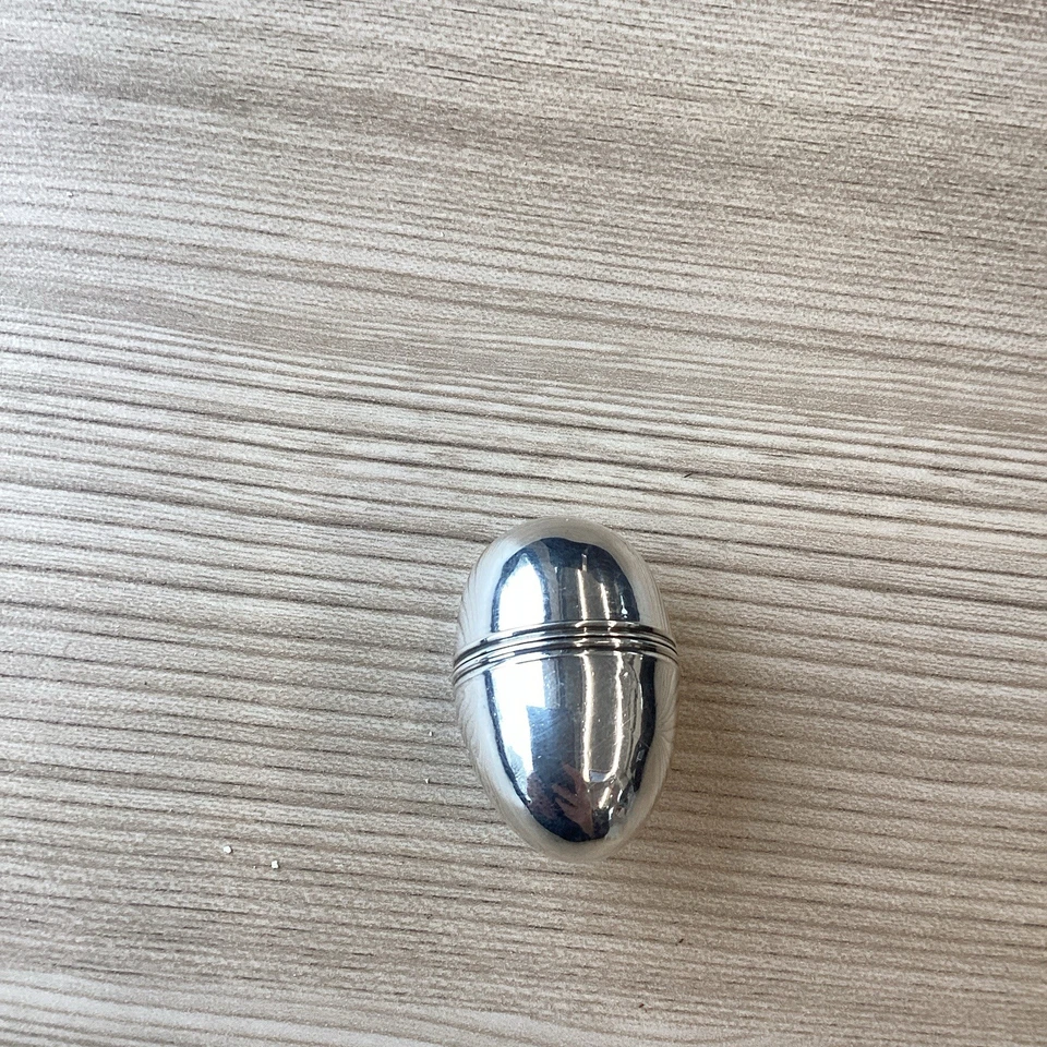 Antiguo rallador de nuez moscada georgiano del siglo XVIII de plata maciza en forma de huevo Londres 1792 Foto 1 de 4