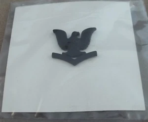 US Navy Petty Officer 3rd Class Right E-4 Subdued Rank Insignia - NOS 1998 - Bild 1 von 2