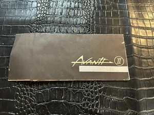 Carpeta folleto de ventas desplegable original de Avanti II de la década de 1960 (M7347) - Imagen 1 de 3