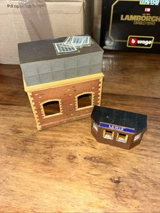 Hornby Water Tower with Lighting HO/OO, Plastic & Lewis Newspaper Platform Booth - Picture 1 of 5