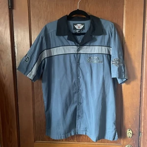 Camicia blu Harley Davidson con bottoni e colletto grigio a righe ricamata M - Foto 1 di 9